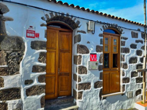 Cozy Canarian House La Casa de mis Abuelitos by HRTenerife Net